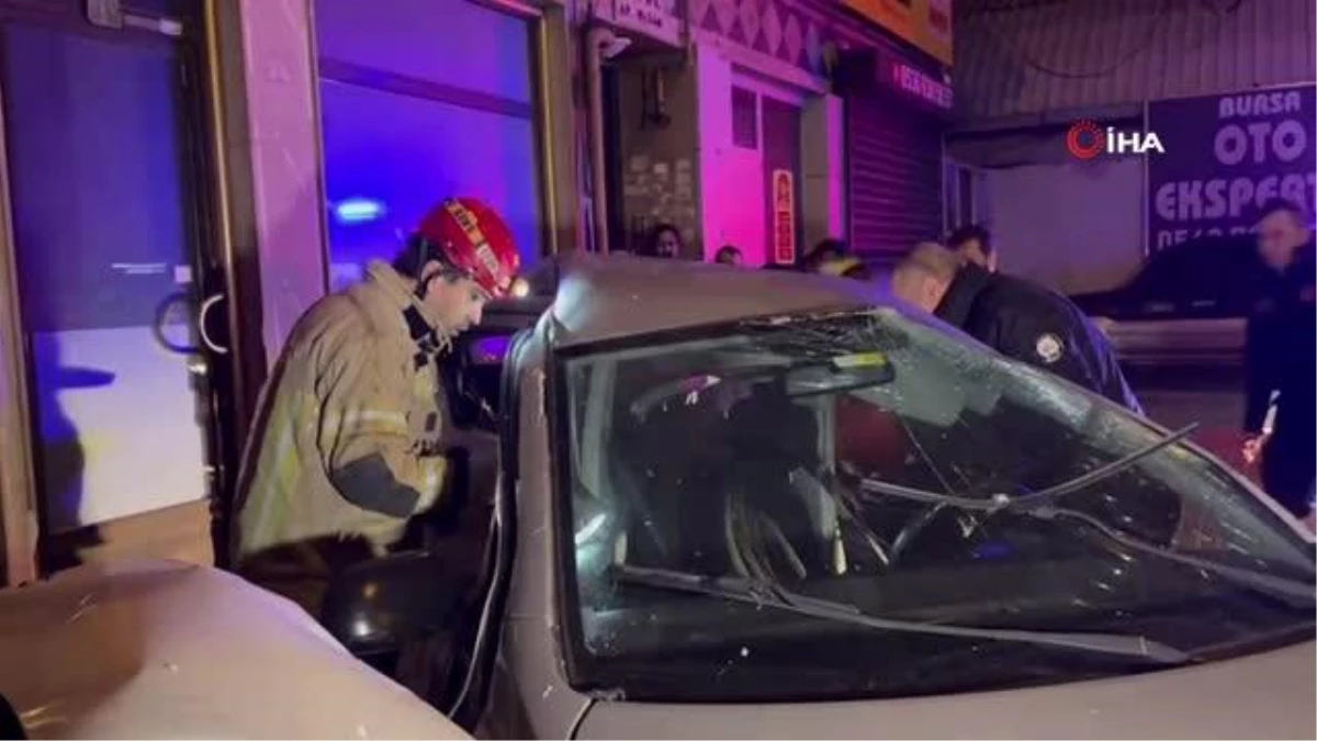 Bursa\'da kontrolden çıkan otomobil, park halindeki araçlara çarptı: 1 ağır yaralı