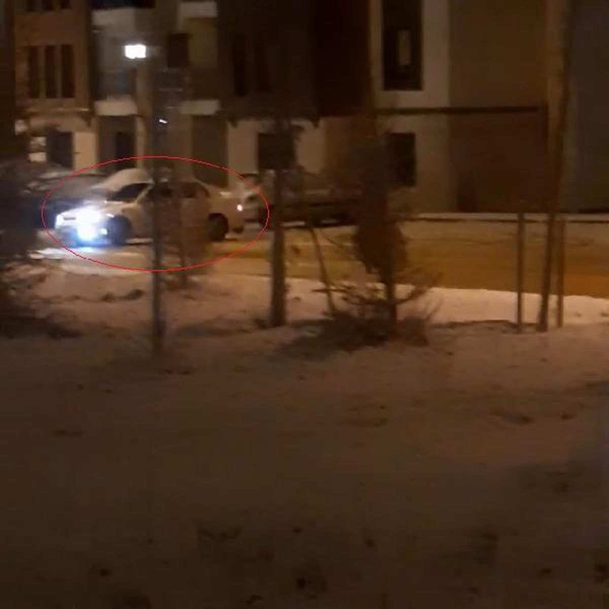 Buz tutan yolda drift atan sürücü kamerada