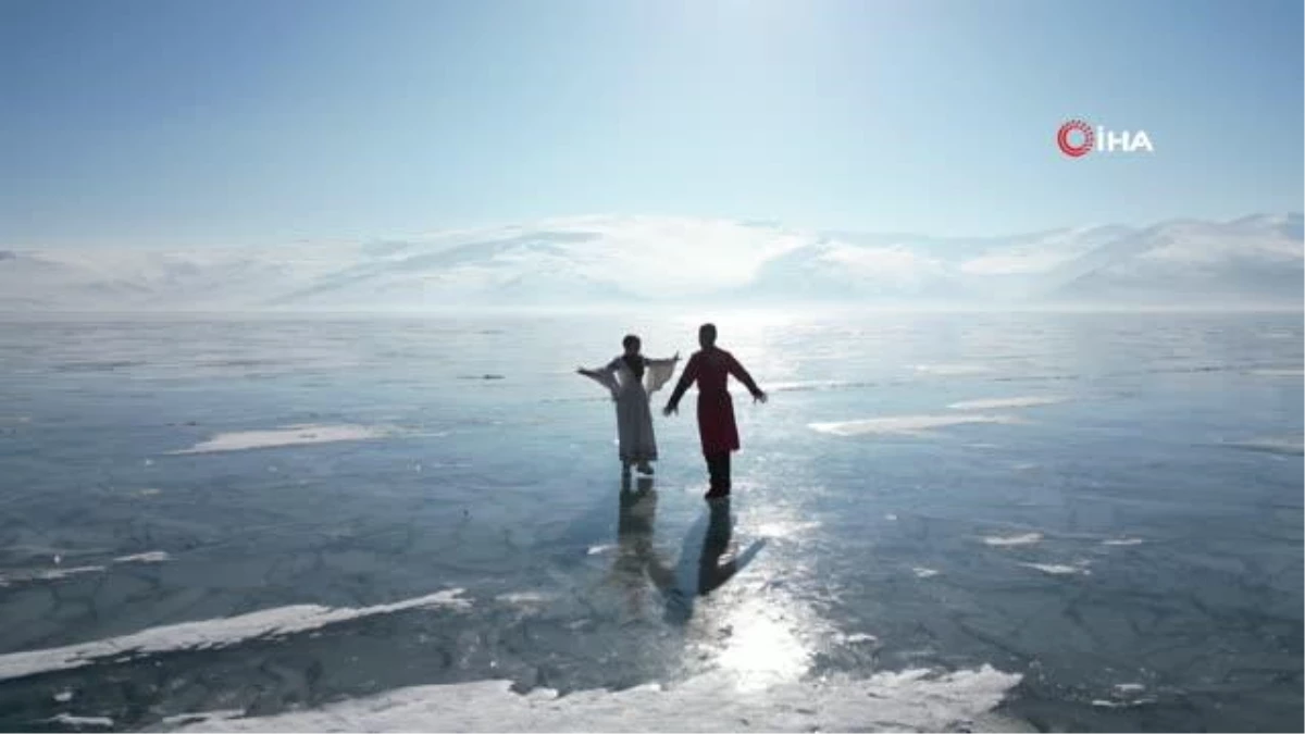 Buzla kaplı Çıldır Gölü\'nde Kafkas gösterisi