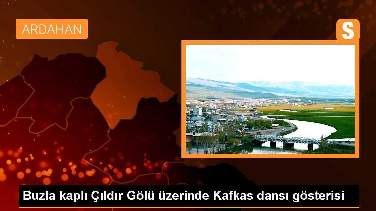 Buzla kaplı Çıldır Gölü üzerinde Kafkas dansı gösterisi
