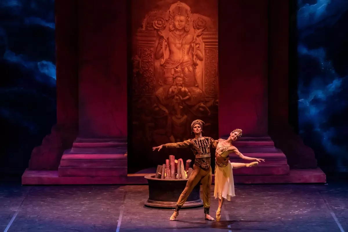 Dünyaca ünlü dansçı Petra Conti, "La Bayadere"de sahne aldı