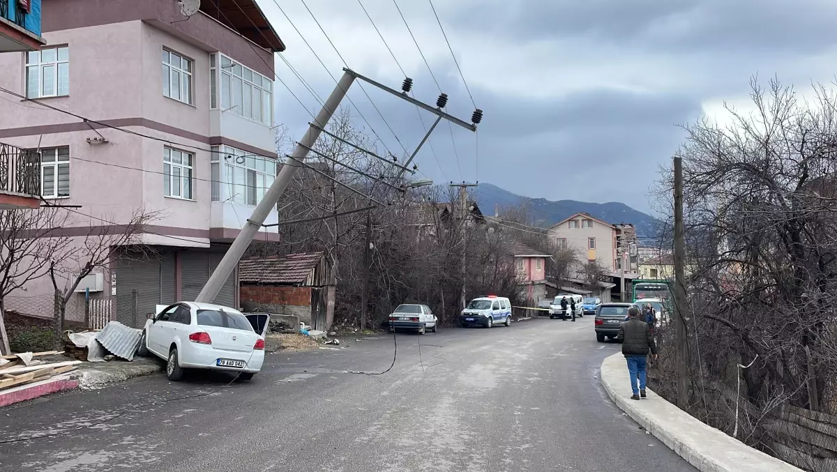 Ehliyetsiz sürücü önce yayaya ardından direğe çarptı: 2 yaralı