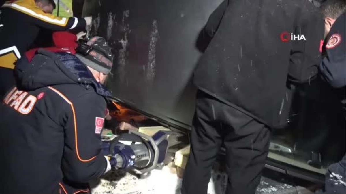 Elazığ\'da kazada takla atan aracın altında sıkıştı, ekipler seferber oldu
