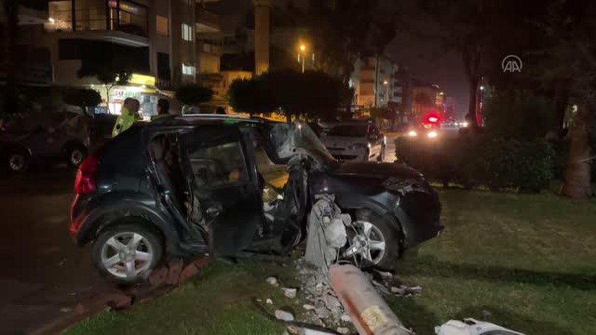 Elektrik direğine çarpan otomobildeki 5 kişi yaralandı