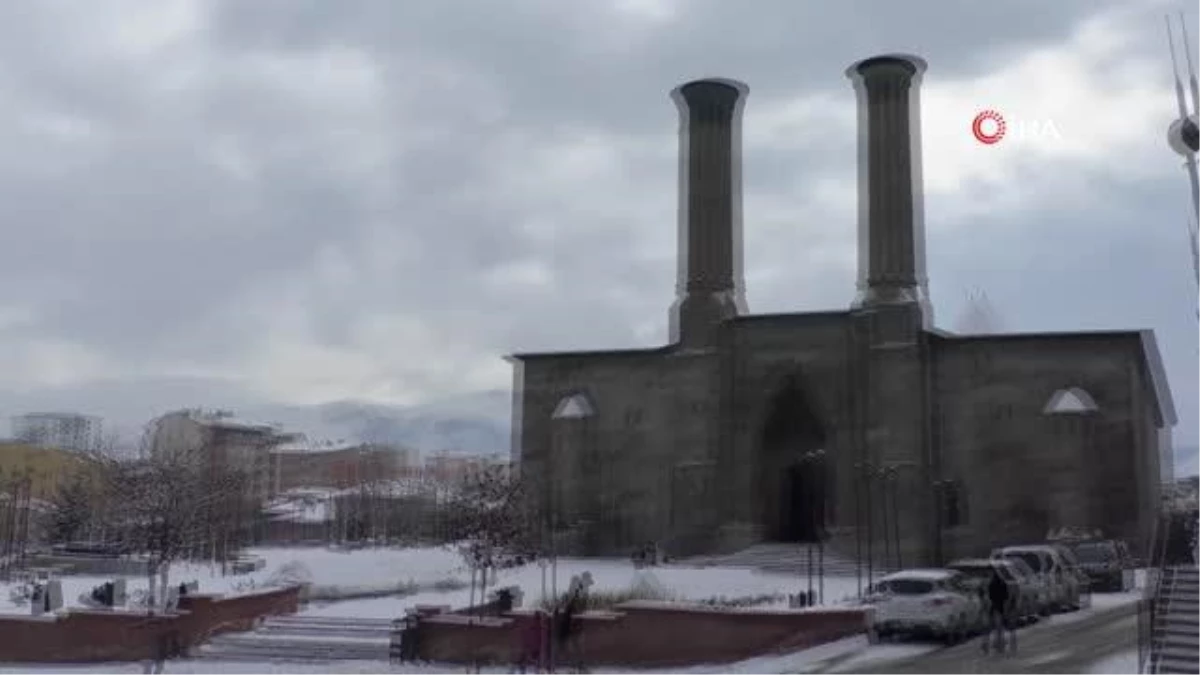 Erzurum\'da beklenen kar yağdı, tarihi alanlar beyaza büründü