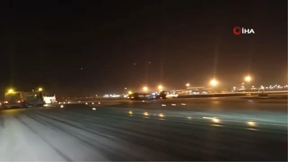 Erzurum Havalimanı\'nda kar mesaisi