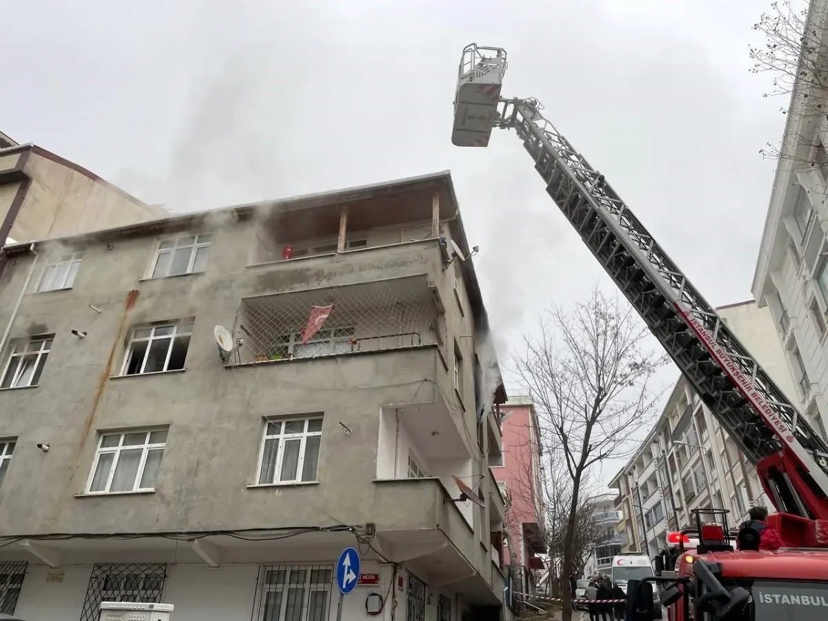 Esenyurt\'ta 4 kişinin mahsur kaldığı yangında korku dolu anlar yaşandı