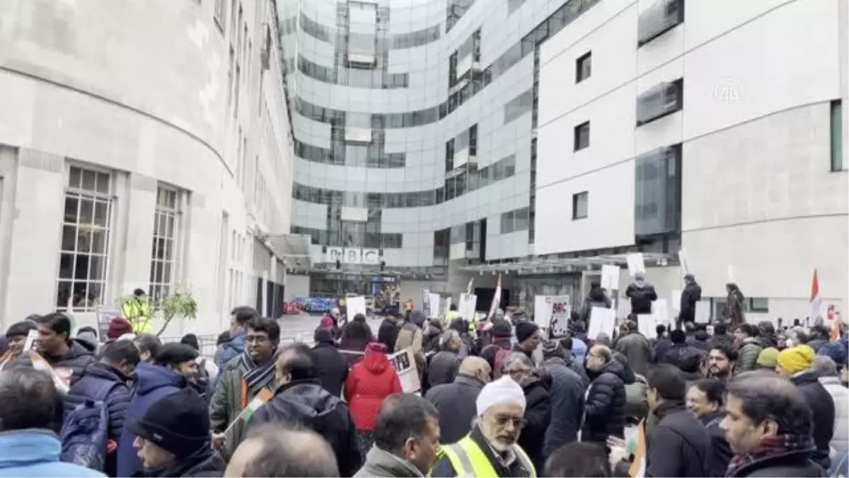 Hindistan Başbakanı Modi hakkında yayınlanan belgesel, BBC önünde protesto edildi