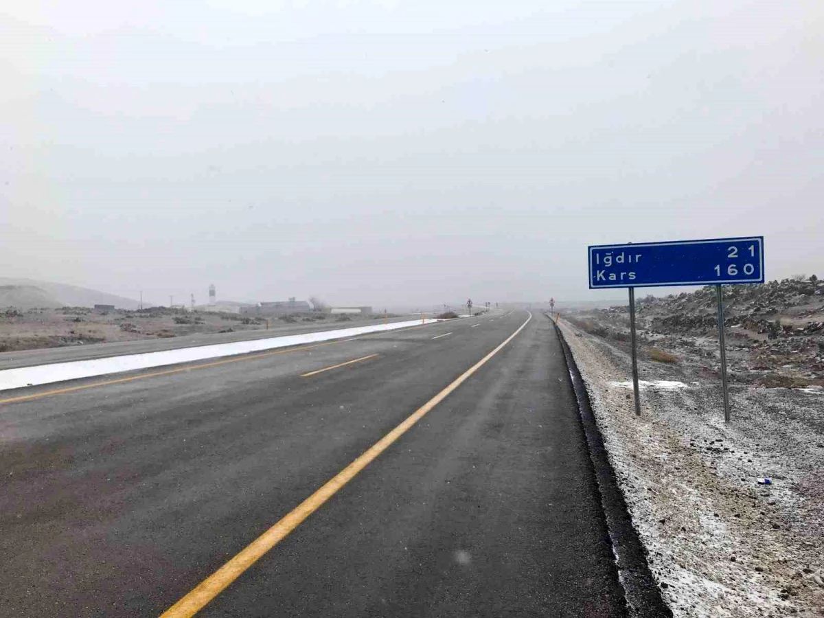Iğdır\'da yoğun kar yağışı: Yollarda görüş mesafesi düştü, uçak seferleri iptal edildi