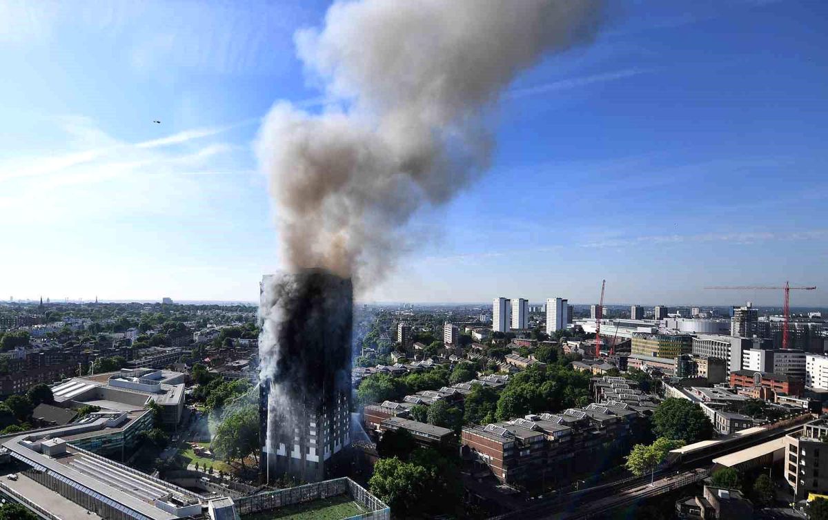 İngiltere\'de hükümet Grenfell yangınında eksiklikleri olduğunu kabul etti