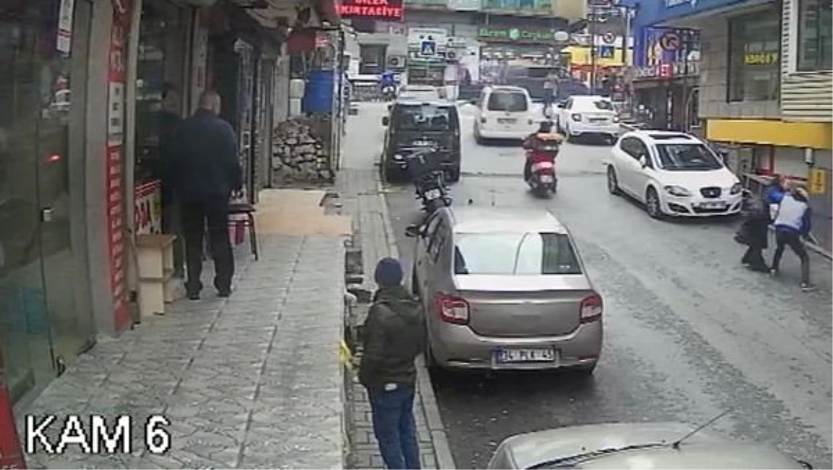 İstanbul\'da bıçaklı eski eş dehşeti kamerada: Kadını ölümden montu kurtardı