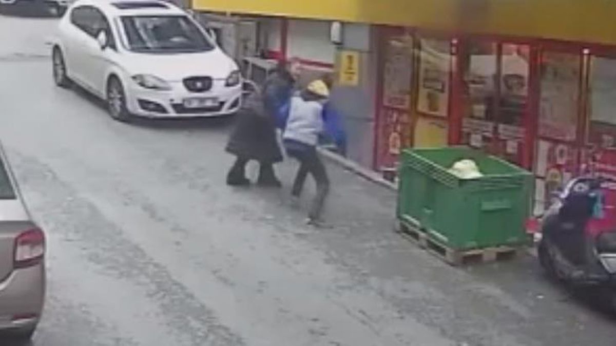 Bıçaklı eski eş dehşeti kamerada! Kadını ölümden montu kurtardı