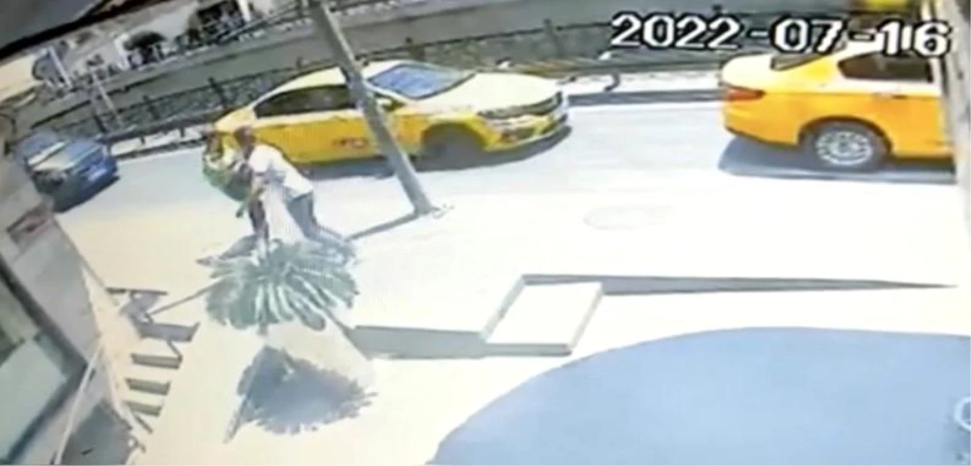 İstanbul?da kadına kapkaç anları kamerada: Şahsı kovalarken yere düştü