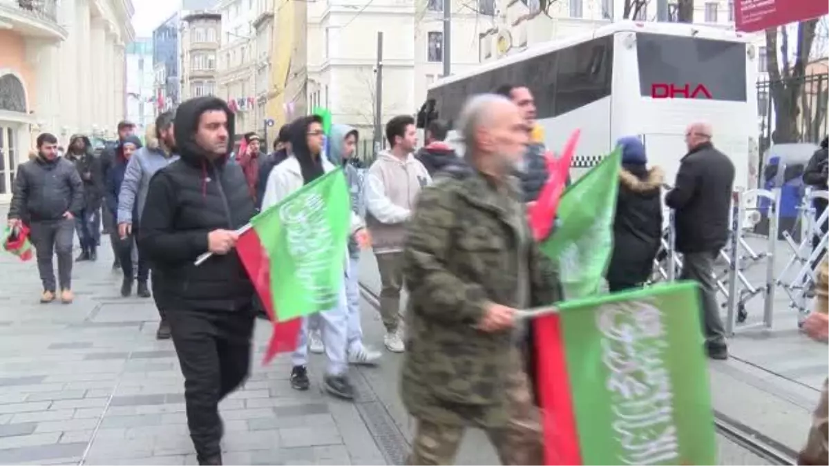 İsveç\'te Kur\'an-ı Kerim yakılması protesto edildi