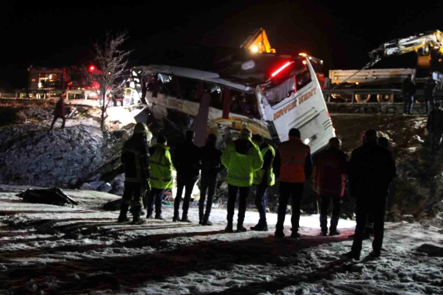 Kayseri?de yolcu otobüsü şarampole devrildi: 4 ölü, 24 yaralı