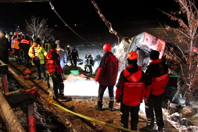 Kayseri?de yolcu otobüsü şarampole devrildi: 4 ölü, 24 yaralı