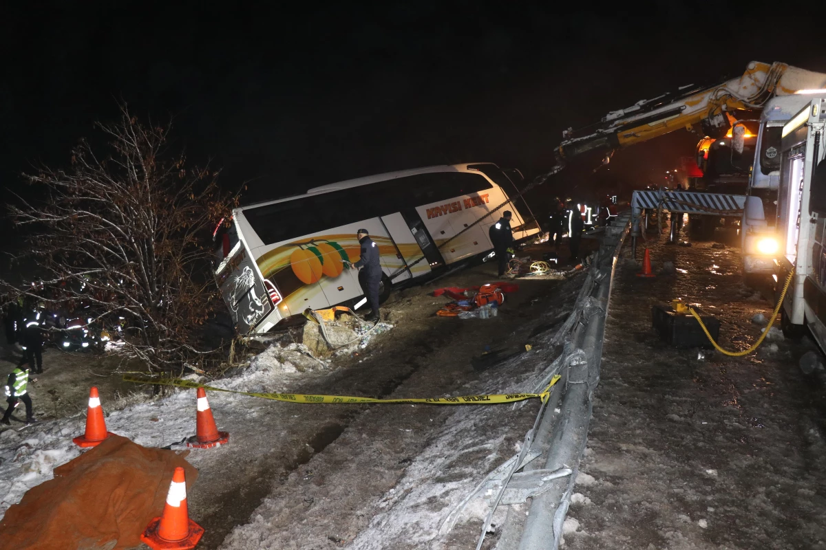 Kayseri\'de yolcu otobüsünün devrilmesi sonucu 4 kişi öldü, 24 kişi yaralandı