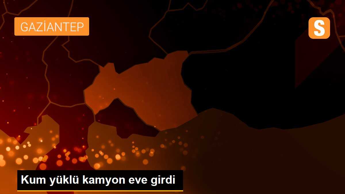 Kum yüklü kamyon eve girdi