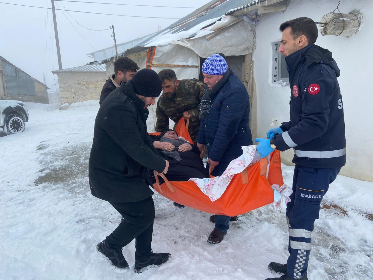Malatya\'da yolu kardan kapanan kırsal mahalledeki hasta, ekiplerin çabasıyla hastaneye ulaştırıldı