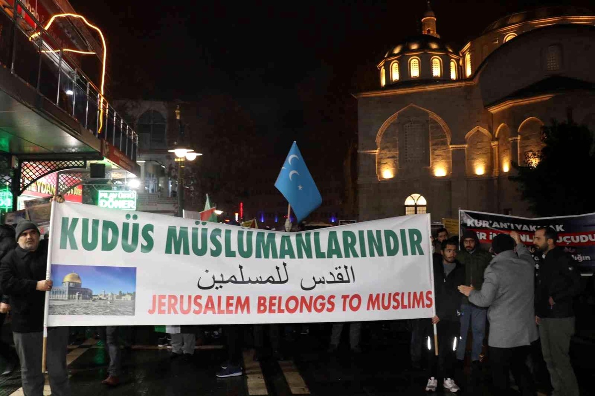 Malatyalılar Kur\'an-ı Kerim yakılmasını protesto için yürüdü