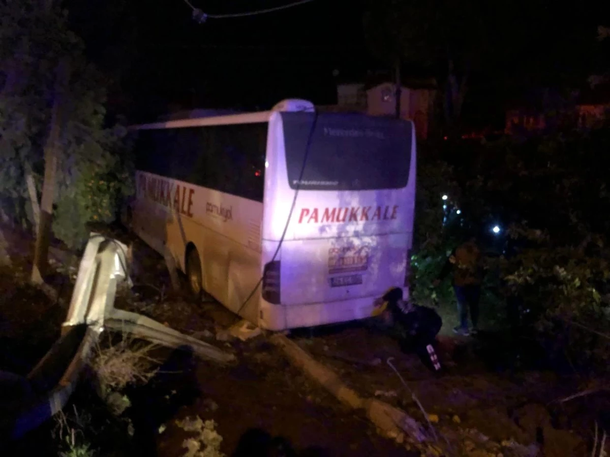 Manisa\'da yolcu otobüsü yoldan çıktı: 3\'ü çocuk 7 yaralı