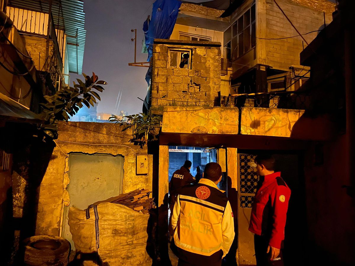 Mersin\'de yangın çıkan evde dama sığınan 5 çocuk kurtarıldı