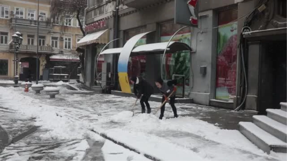 Odessa\'da kar yağışı etkili oluyor