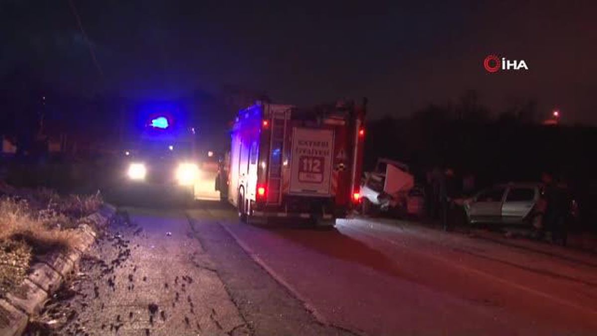 Otomobiller kafa kafaya çarpıştı: 5 yaralı