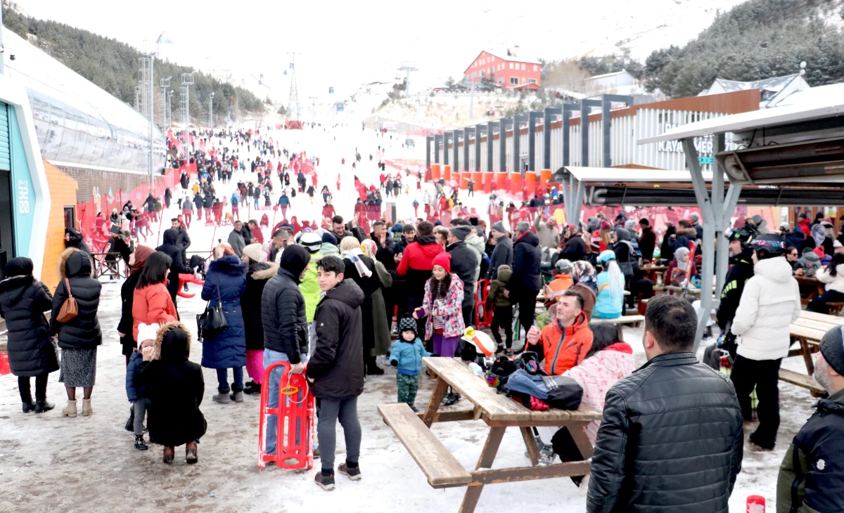 Palandöken Kayak Merkezi sezonun en yoğun gününü geçirdi