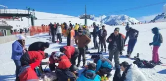 Saklıkent'te kayakçı, sıra bekleyenlere çarptı: 4 yaralı