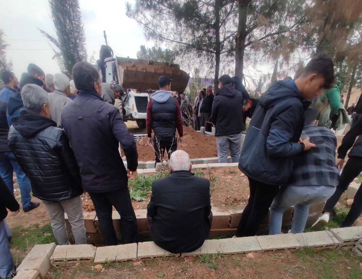 ŞANLIURFA - Sancaktepe\'de sitede ölü bulunan 4 kişinin cenazesi Şanlıurfa\'da toprağa verildi