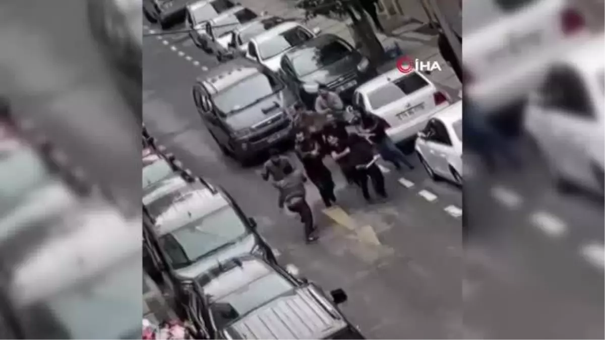 Sokak ortasında sopalarla birbirlerine saldıranlar yakalandı