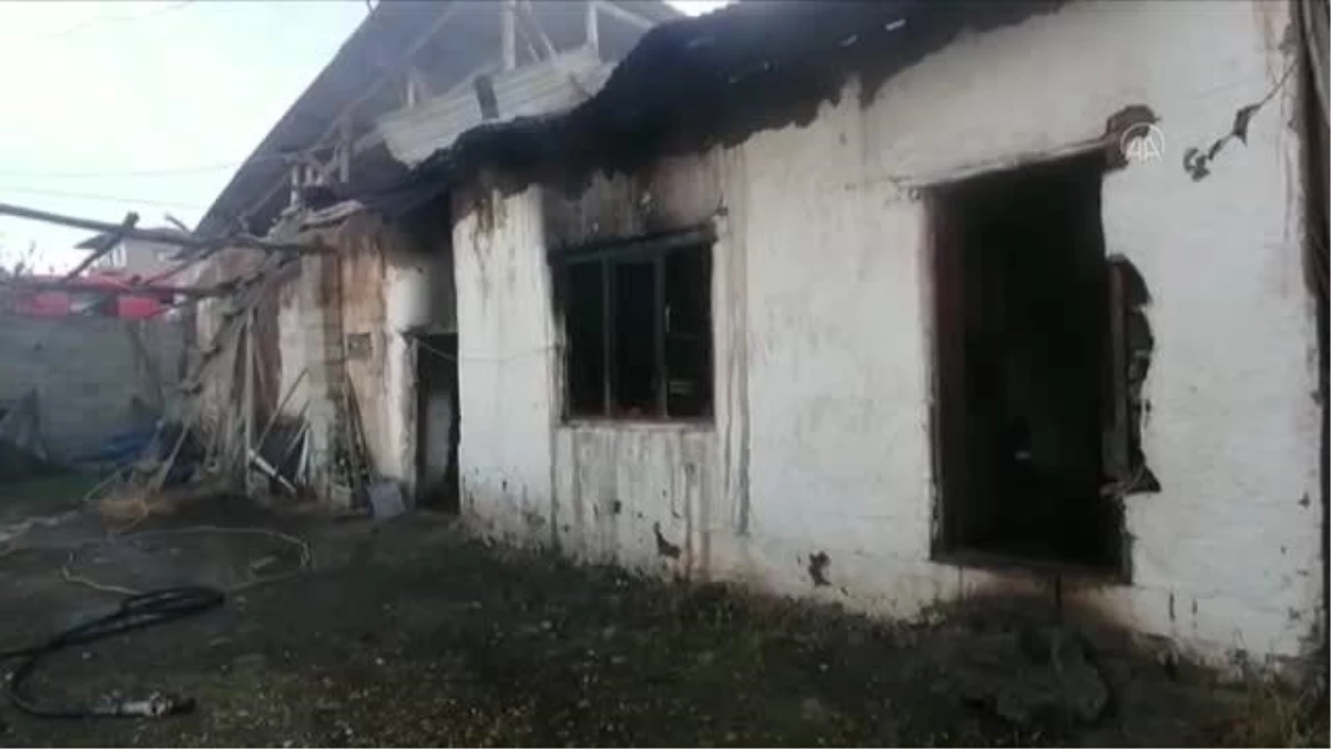 Tek katlı ev, yangında kullanılmaz hale geldi