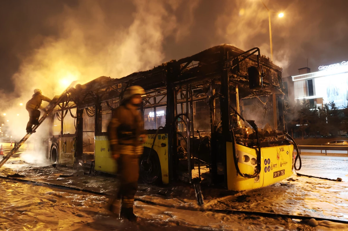 TEM Otoyolu\'nda seyir halindeki İETT otobüsü yandı