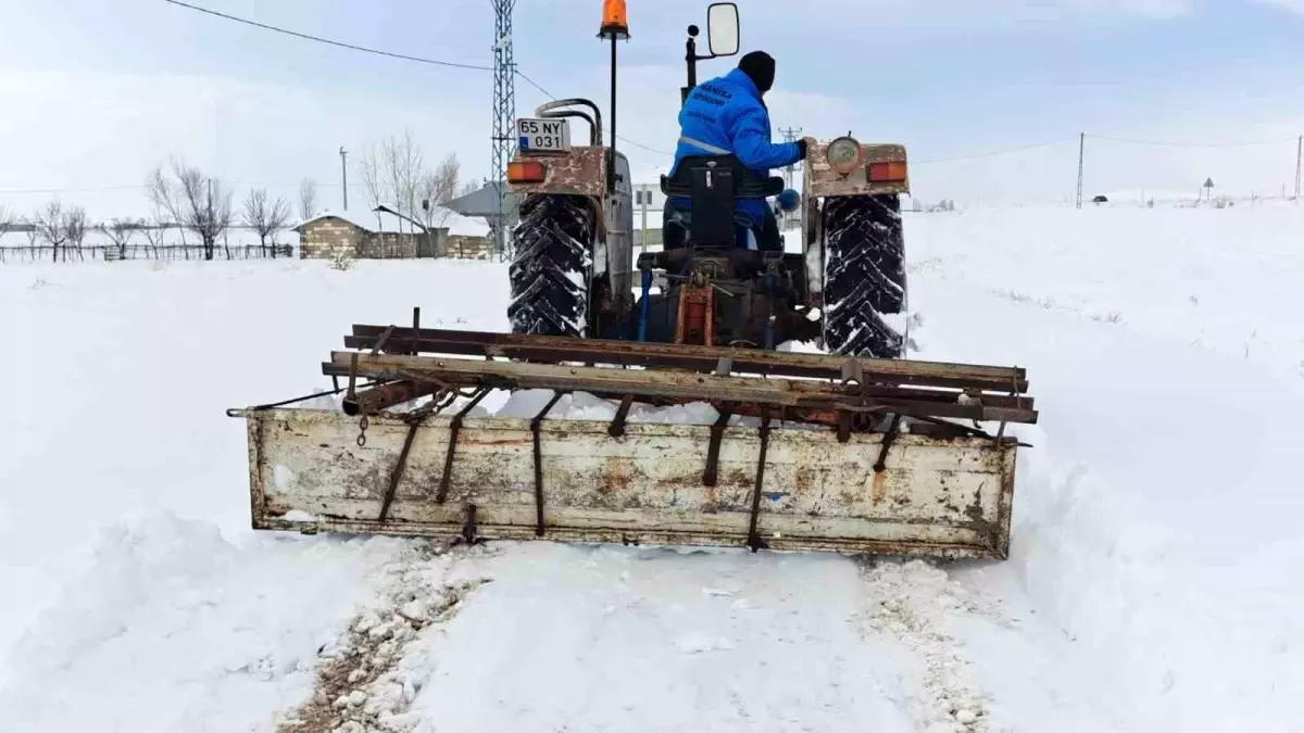 Traktörün arkasına bağladığı aparatla mahallenin yolunu açıyor