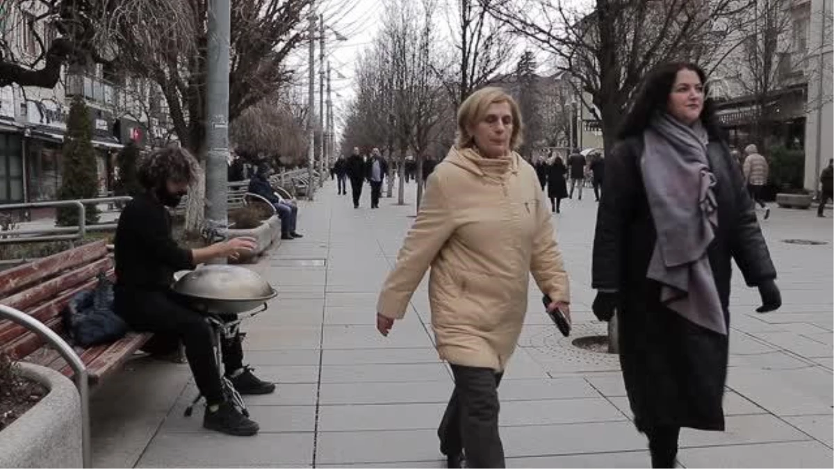 Türk genci, az bilinen enstrümanı handpan ile Kosova\'da ilgi görüyor