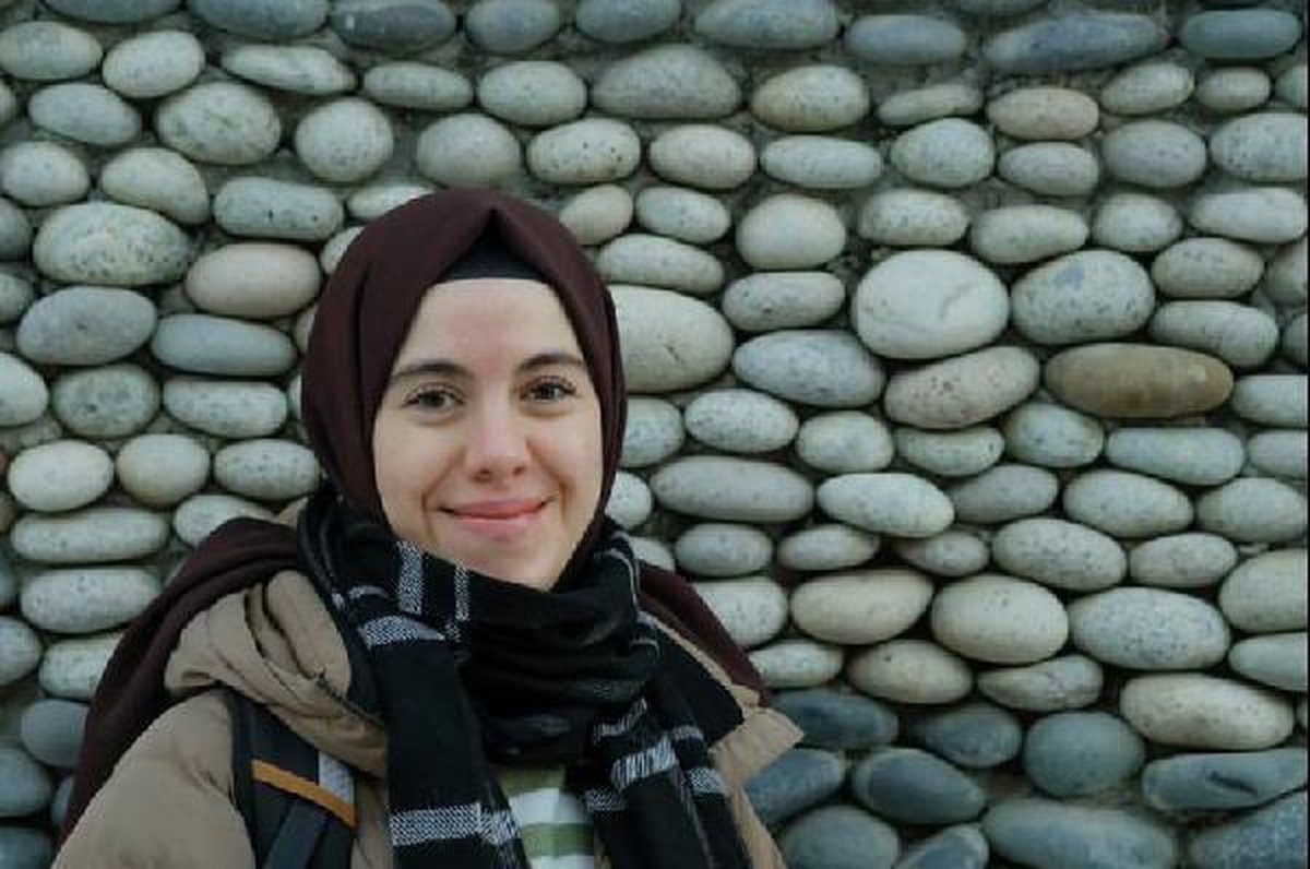 Yolun karşısına geçerken hafif ticari aracın çarptığı Enise hemşire, öldü