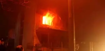 Alev alev yanan evlerini gözyaşları içinde izlediler