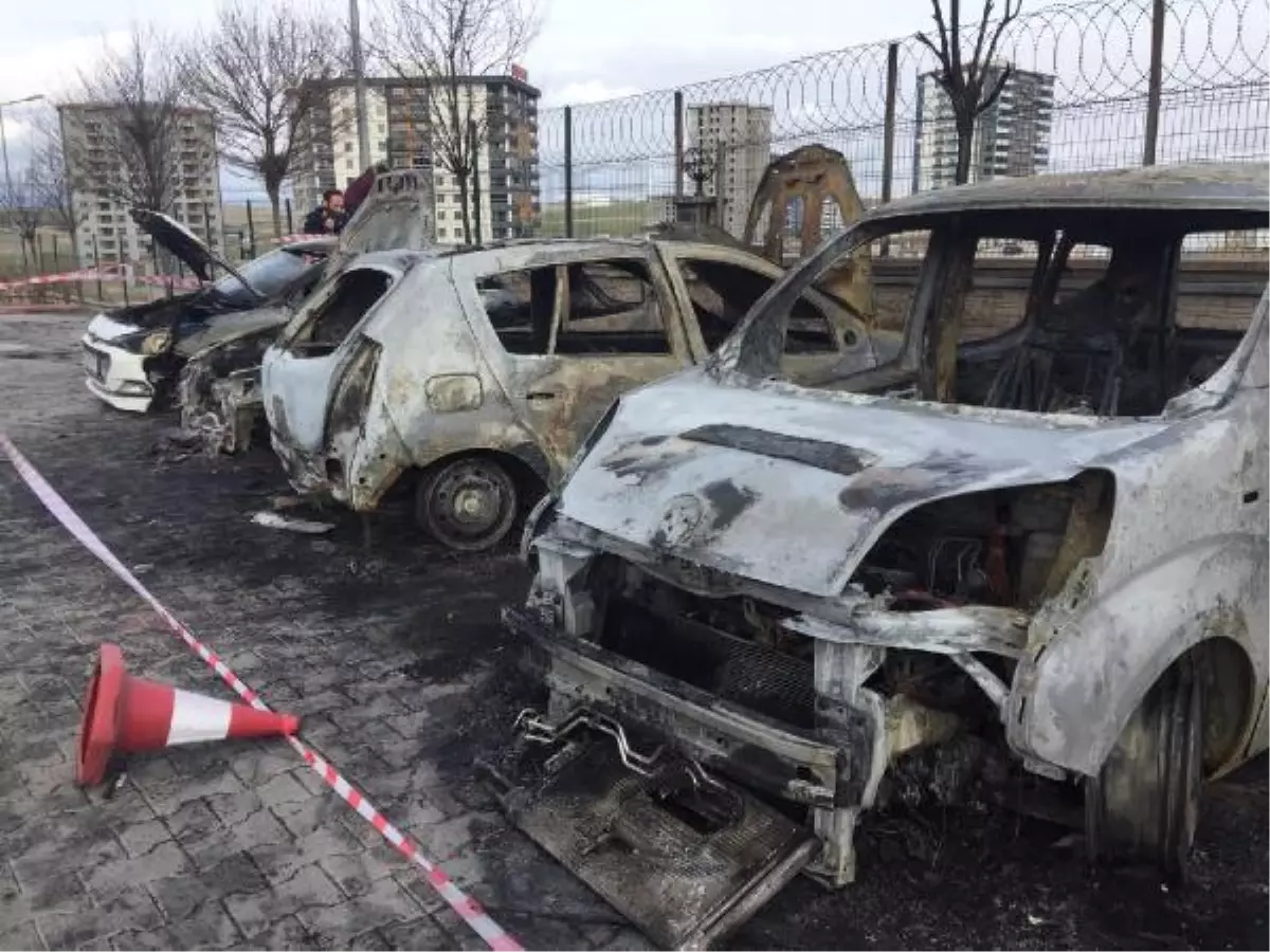 Ankara\'da site bahçesinde 5 araç yandı