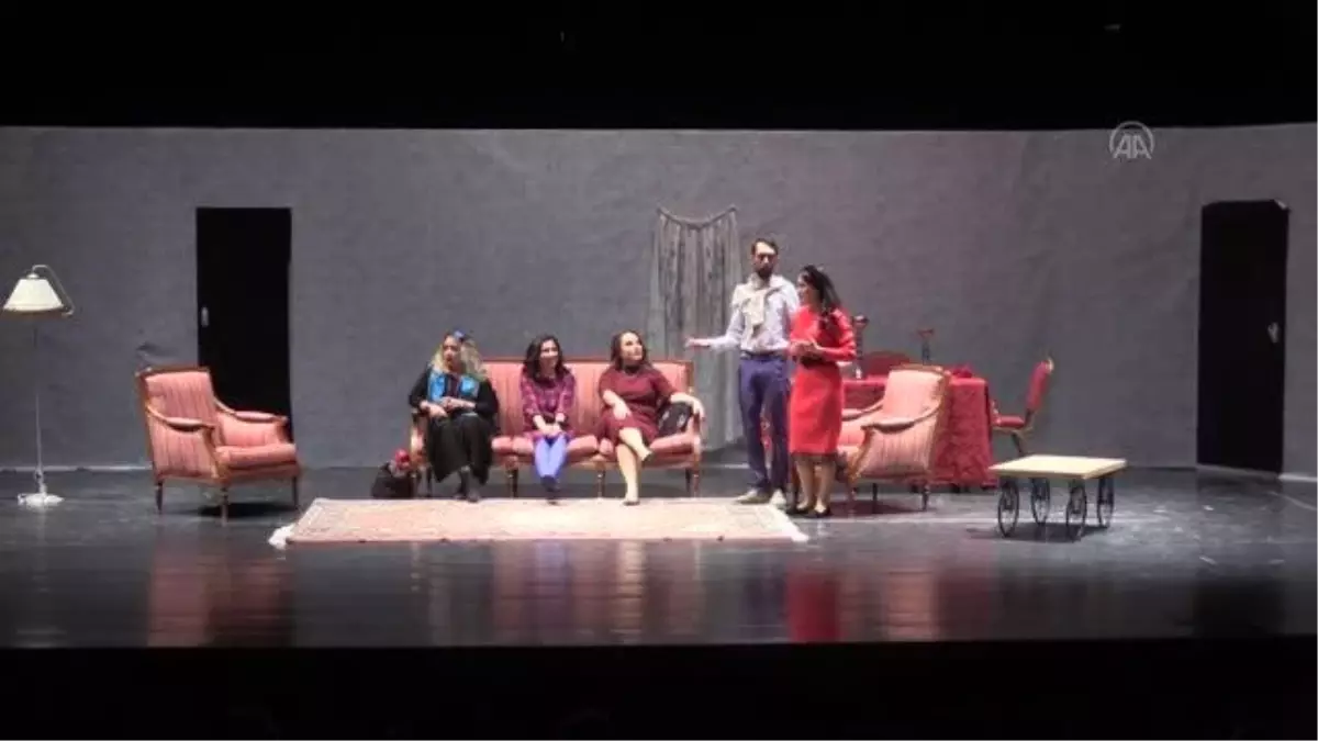 Anne ve babaları tiyatroda oynadı, çocukları izledi