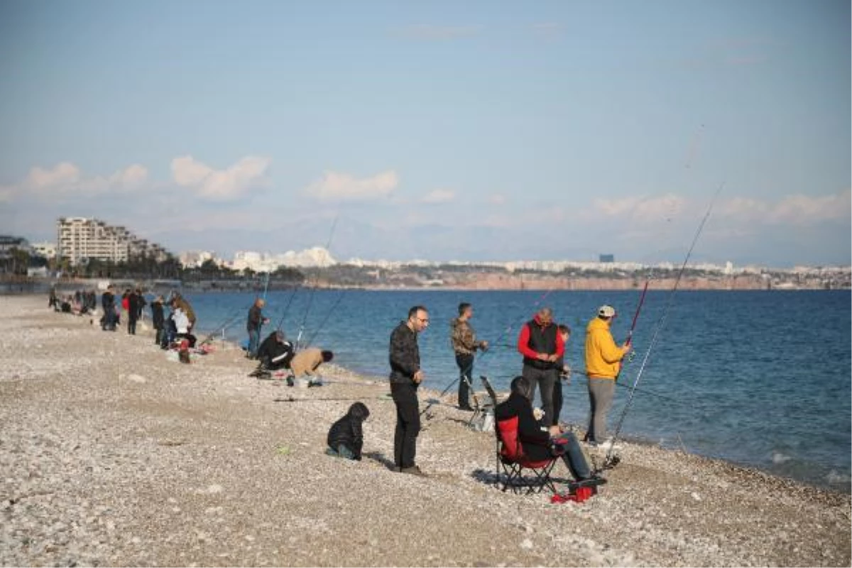 ANTALYA\'DA BALIK HAVUZUNUN PATLADIĞINI DUYAN, OLTALARIYLA SAHİLE KOŞTU