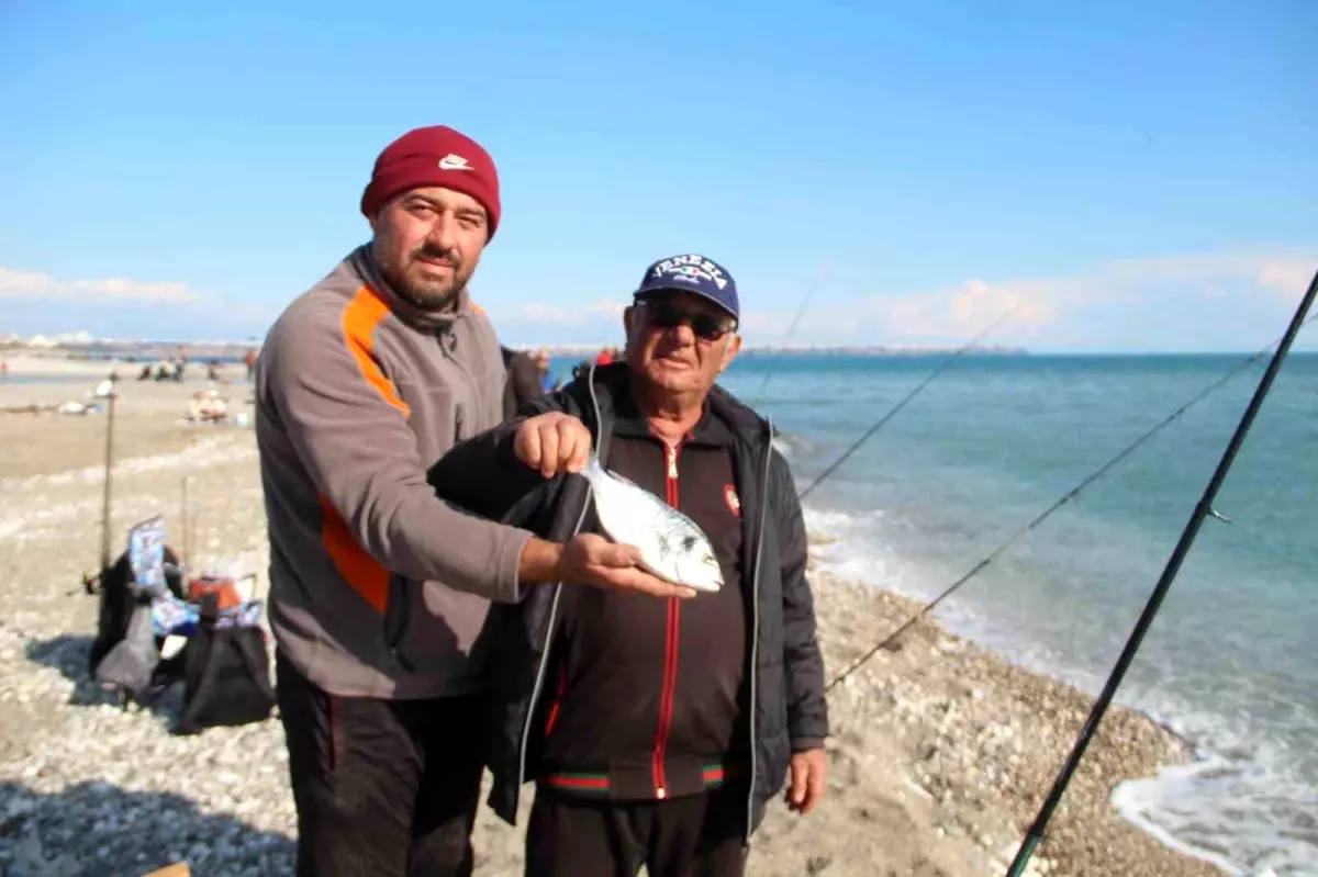 Antalya\'da fırtına balık üretim çiftliğini vurdu, oltasını alan sahile koştu