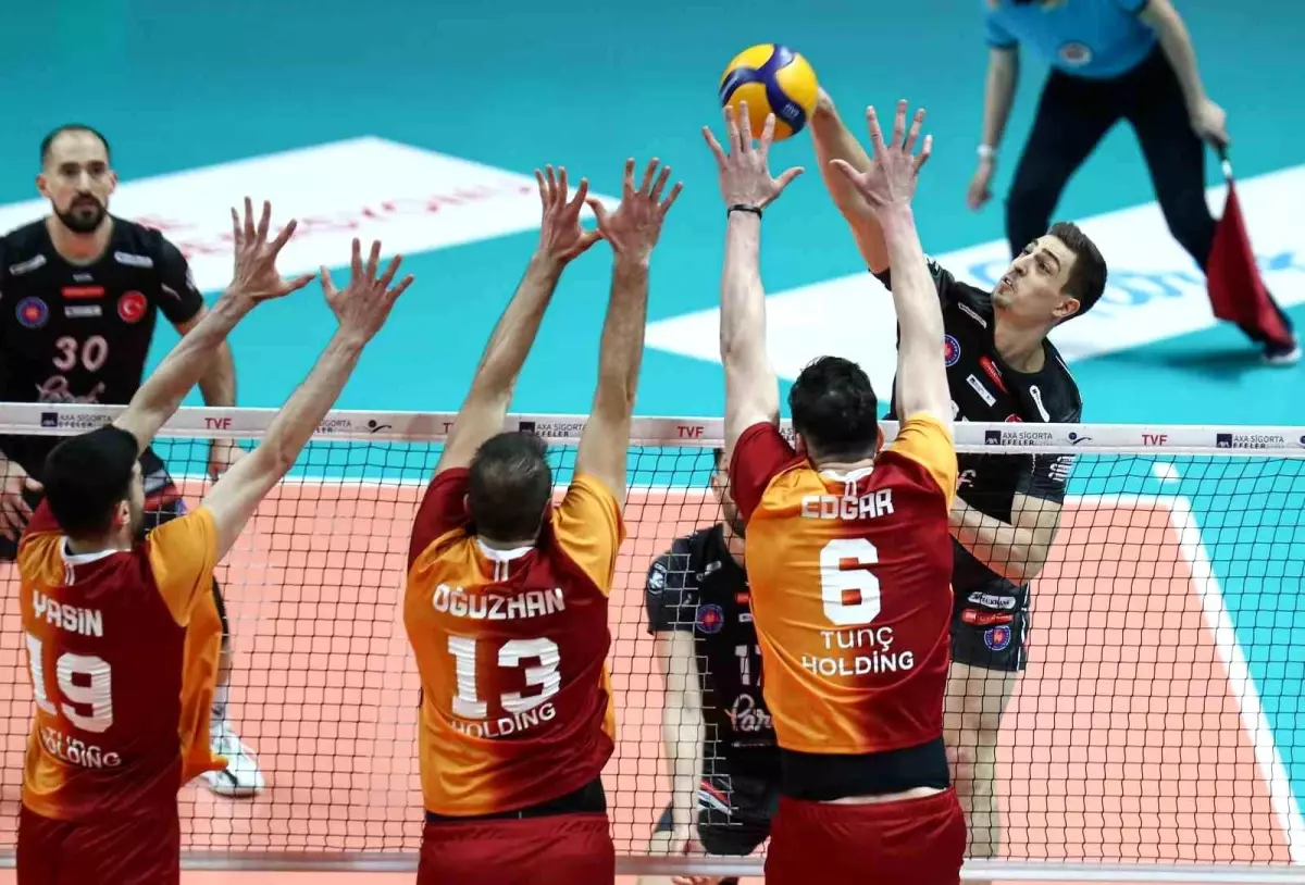 AXA Sigorta Efeler Ligi: Halkbank: 3 Galatasaray HDI Sigorta: 1