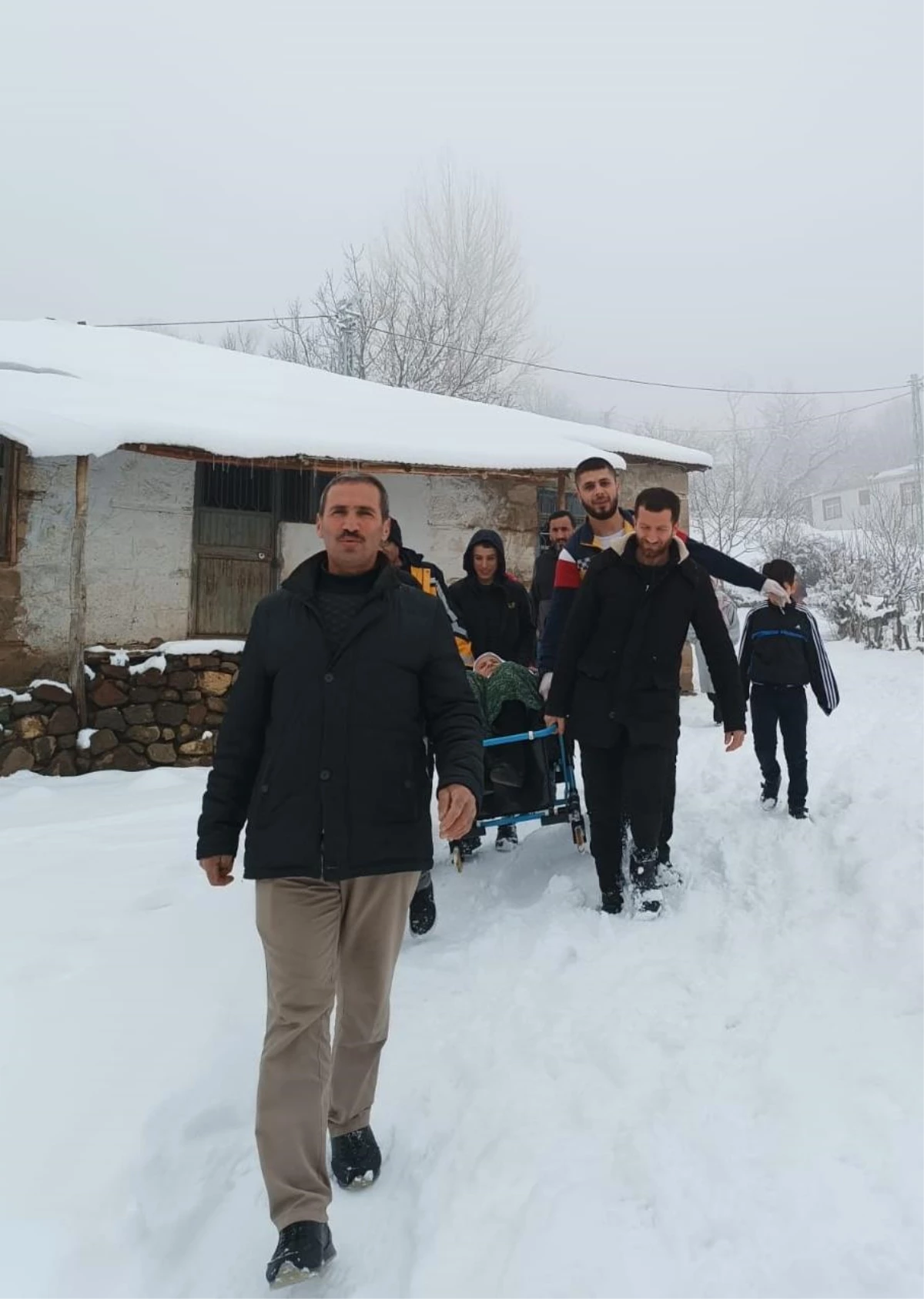 Bingöl\'de yolu kapanan köydeki hasta ekiplerce hastaneye ulaştırıldı