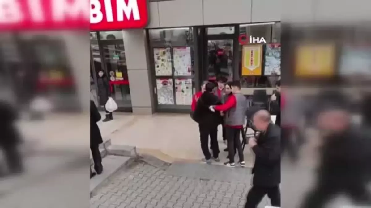 Çalışanlar markete giren hırsızı tokatladı; o anlar kameraya yansıdı
