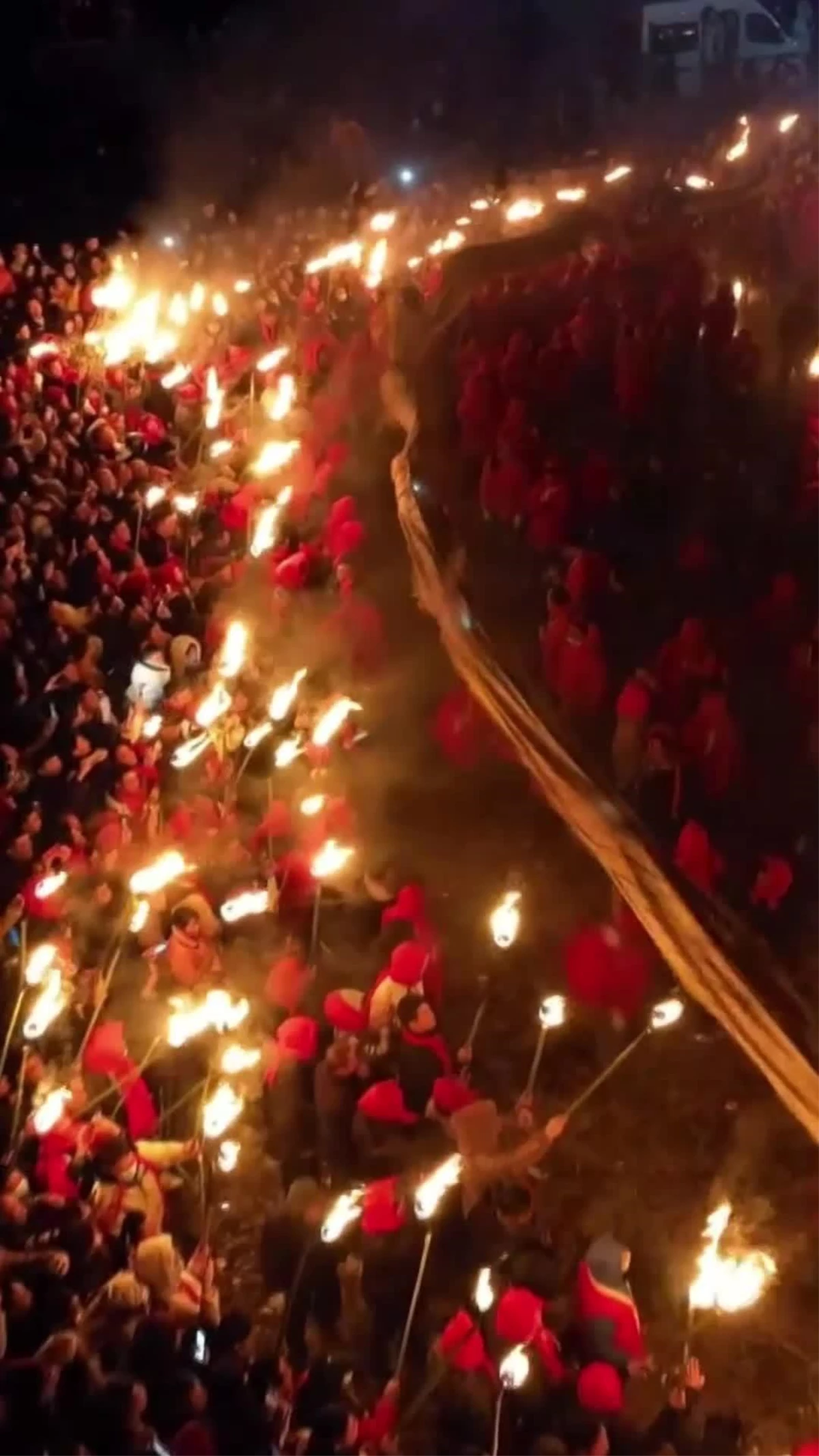 Çin\'de Çin Yeni Yılı Kutlamaları Kapsamında Maytaplarla Ejderha Dansı Sergilendi