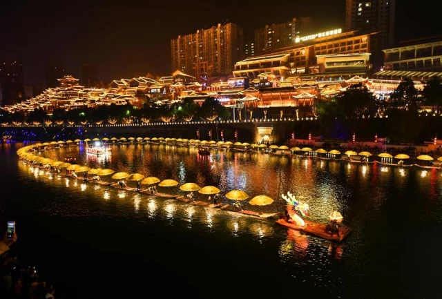 Çin'in Hubei Eyaletine Bağlı İlçede Gece Eğlence Alanları Hizmete Girdi