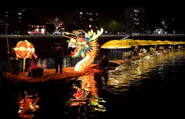 Çin'in Hubei Eyaletine Bağlı İlçede Gece Eğlence Alanları Hizmete Girdi