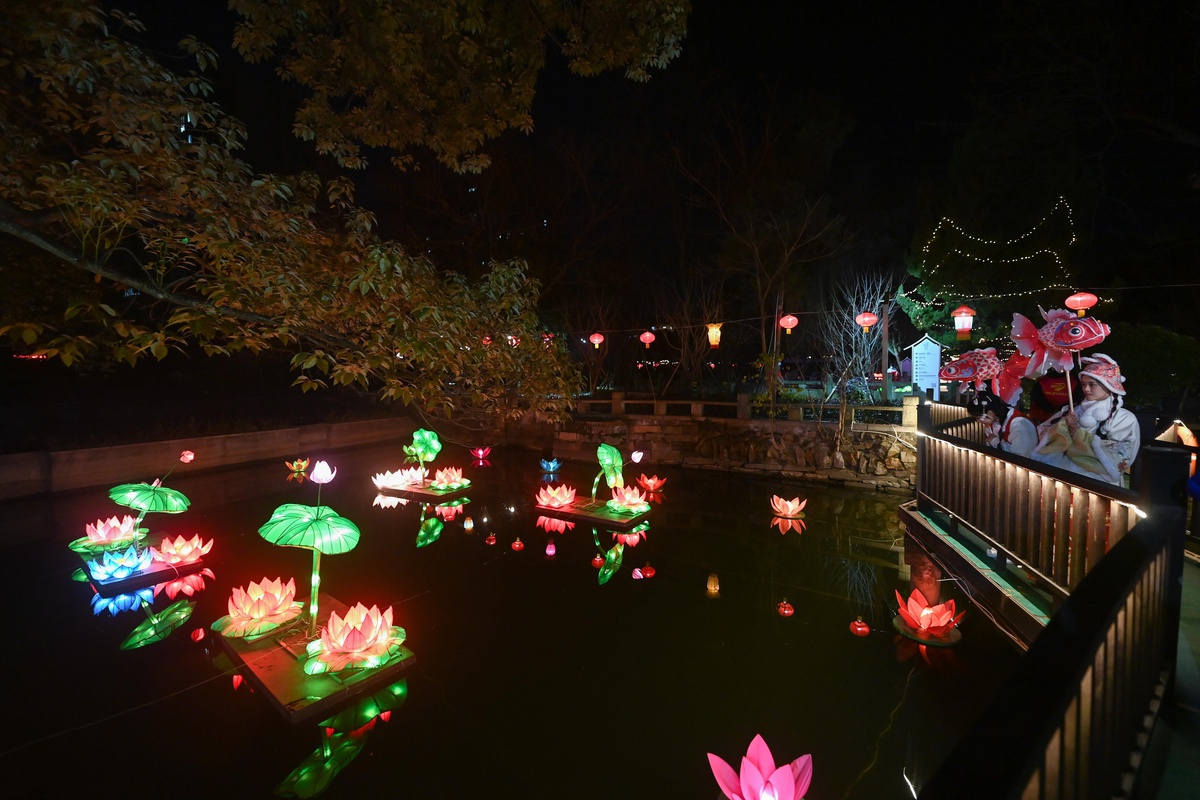Çin\'in Jiaxing Kentindeki Fener Festivalinden Kareler