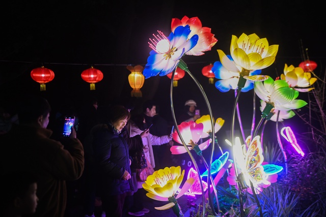 Çin'in Jiaxing Kentindeki Fener Festivalinden Kareler Çin'in Jiaxing Kentindeki Fener Festivalinden Kareler